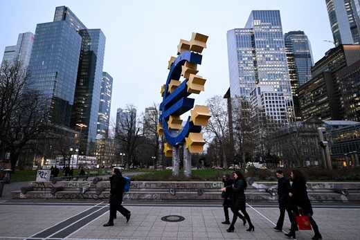 Συνεδριάζει η ΕΚΤ για τα επιτόκια με φόντο την απειλή του πληθωρισμού