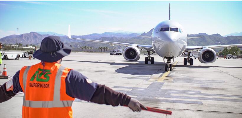 Καλωσορίζοντας τους τουρίστες στο αεροδρόμιο