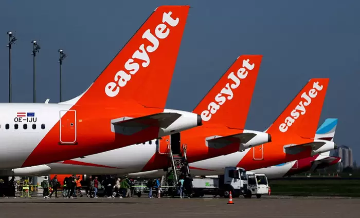 Ανατροπή στην εξαγορά της easyJet – «Έκλεισε» τελικά με Apollo για 5,7 δισ. λίρες