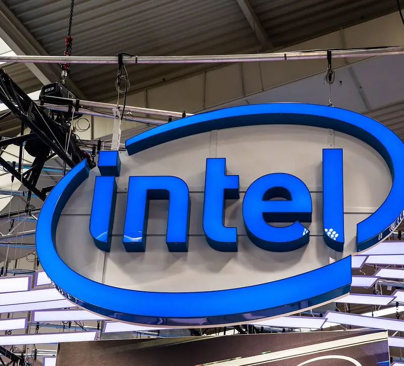 Intel: Πουλά μετοχές ύψους 15 δισ. δολαρίων εν μέσω της εκρηκτικής ζήτησης για AI