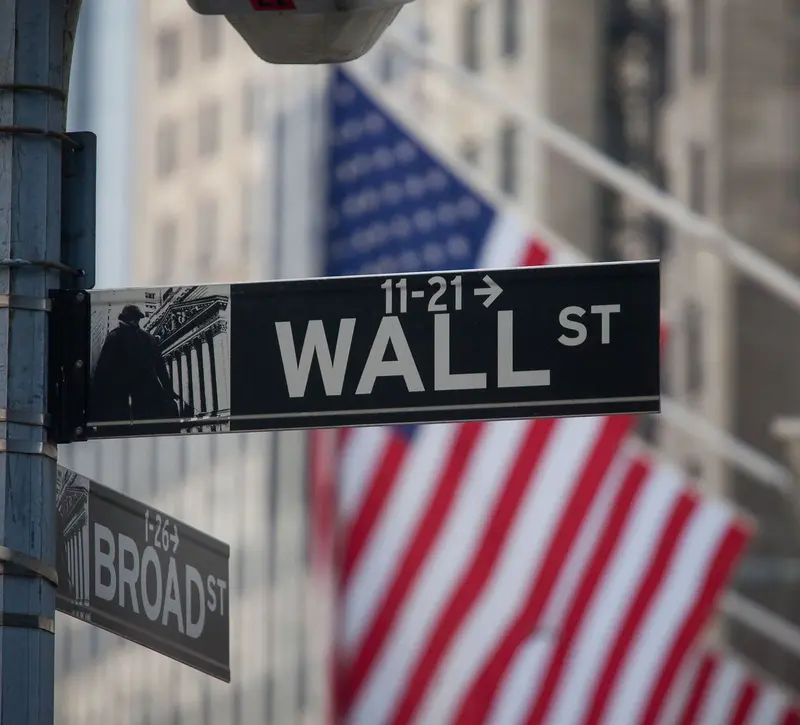 Wall Street: Στάση αναμονής με το βλέμμα στο Ιράν και στα στοιχεία για τον πληθωρισμό
