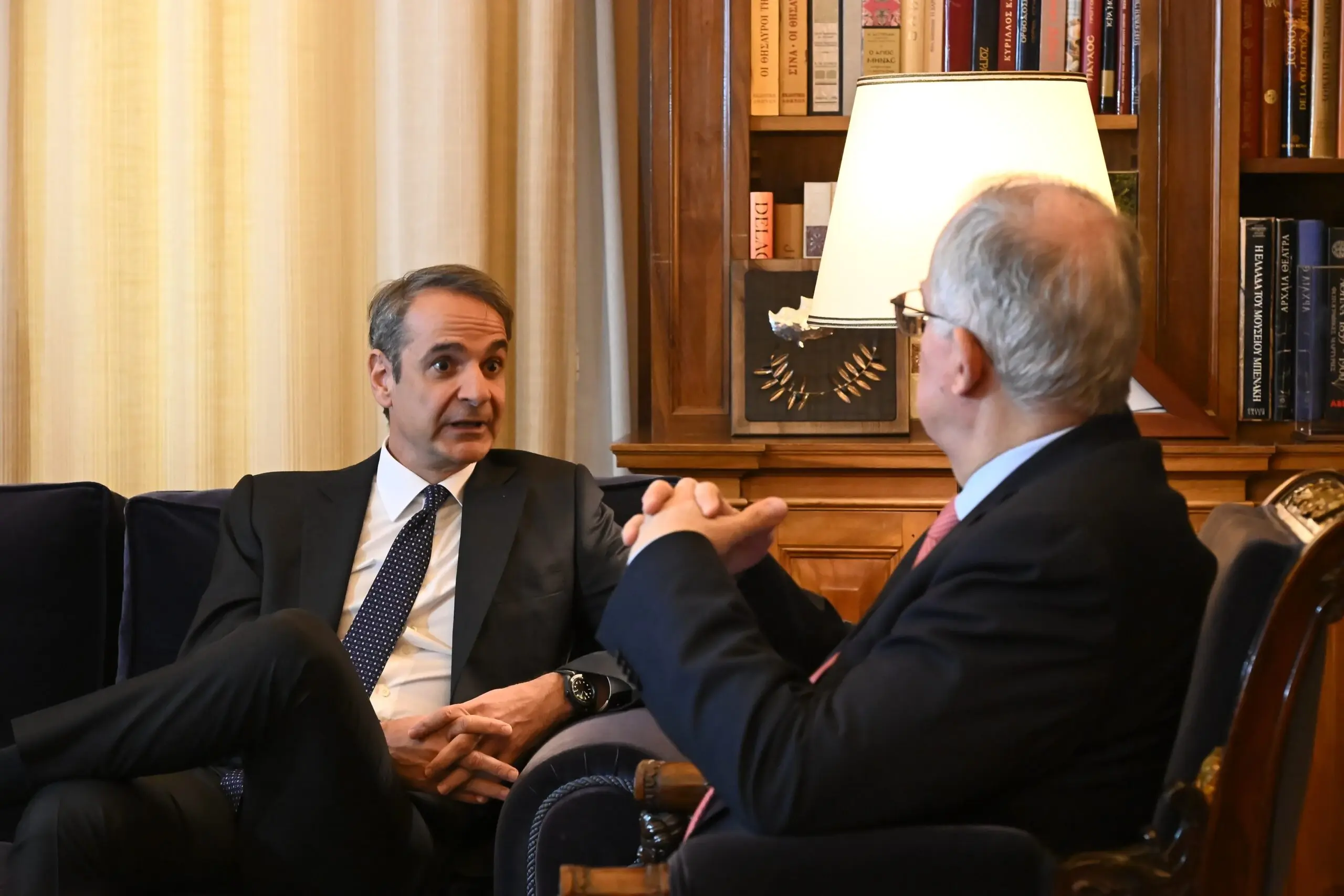 Bloomberg: Η Ελλάδα επιβάλλει πλαφόν στα περιθώρια κέρδους σε καύσιμα και σούπερ μάρκετ