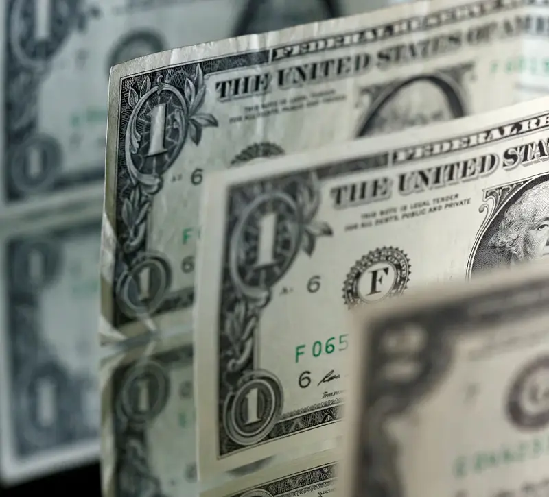 Ισχυροποιείται το δολάριο καθώς η άνοδος του πετρελαίου εντείνει τους φόβους για πληθωρισμό