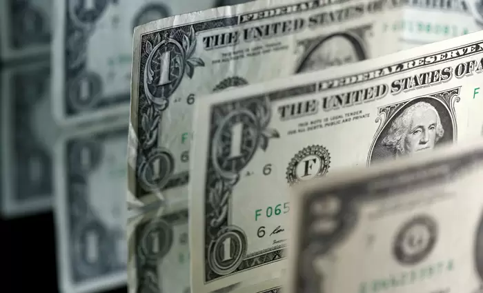 Ισχυροποιείται το δολάριο καθώς η άνοδος του πετρελαίου εντείνει τους φόβους για πληθωρισμό
