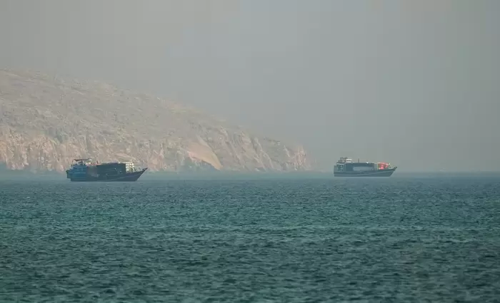Το Ιράν χτύπησε πλοίο με κυπριακή σημαία και έκλεισε τα Στενά του Ορμούζ – Κύμα αεροπορικών βομβαρδισμών από τις ΗΠΑ