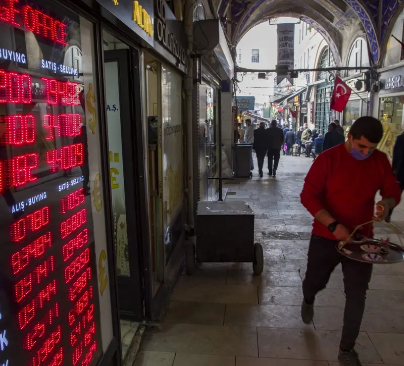 Το ξανασκέφτεται η Τουρκία για τα επιτόκια – Κίνδυνοι για πληθωρισμό και αστάθεια της λίρας