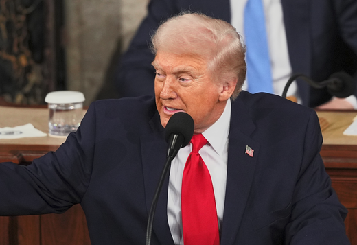 Τραμπ: Οι ΗΠΑ κερδίζουν πολλά χρήματα όταν ανεβαίνουν οι τιμές του πετρελαίου