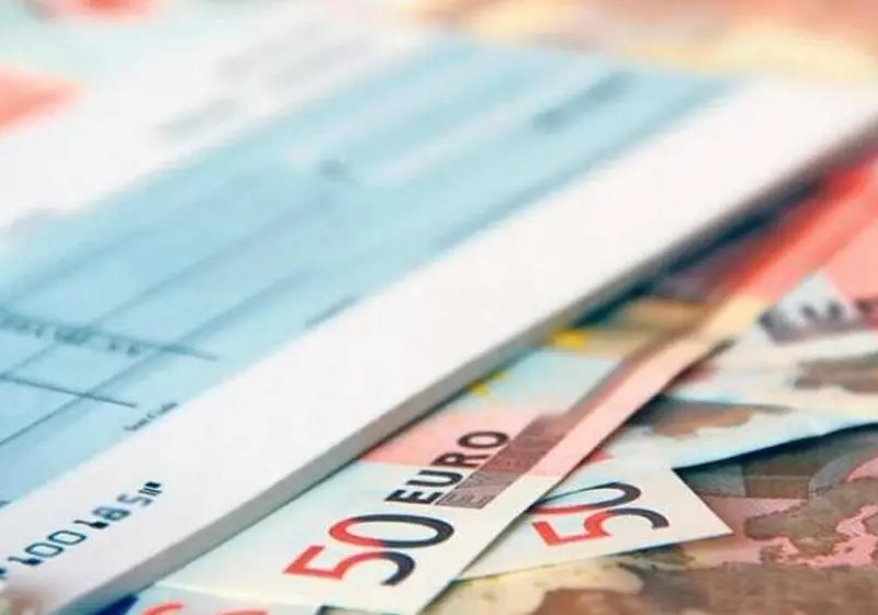 Ψαλίδι σχεδόν 50% στις ακάλυπτες επιταγές τον Ιούλιο