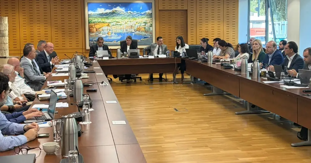 Κρατικός προϋπολογισμός με εύσημα για την οικονομία και επικρίσεις για την κυβερνητική πολιτική