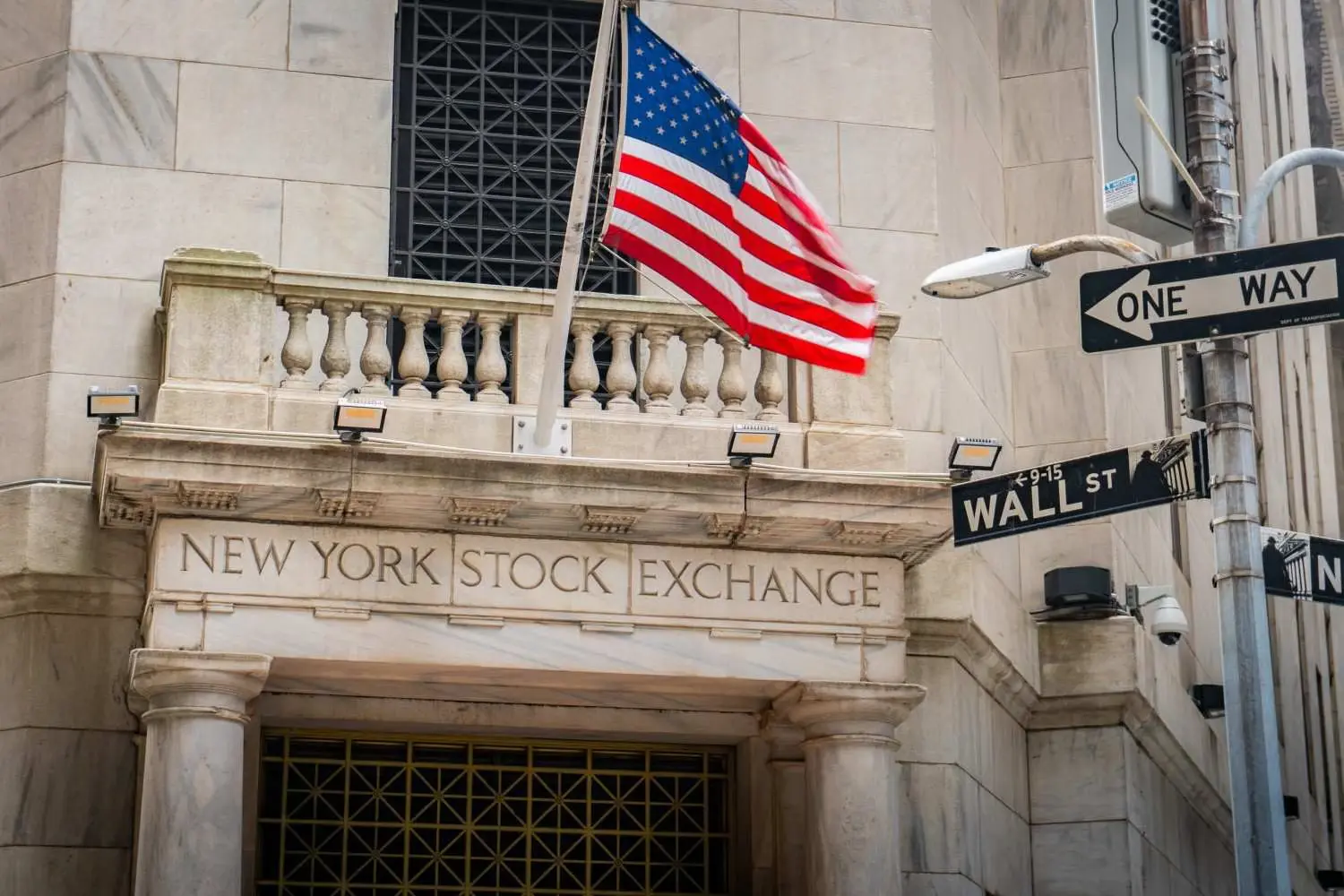 Wall Street: Συγκρατημένες κινήσεις μετά το ιστορικό ρεκόρ του S&P 500