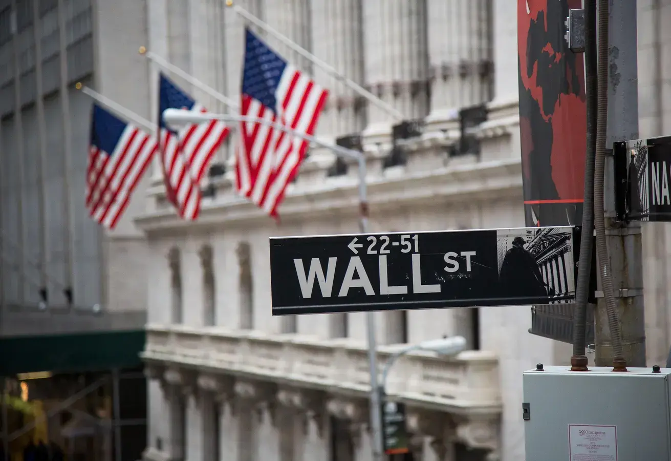 Νέο κύμα αβεβαιότητας στη Wall Street: Διπλό χτύπημα από AI και πετρέλαιο ενόψει Fed