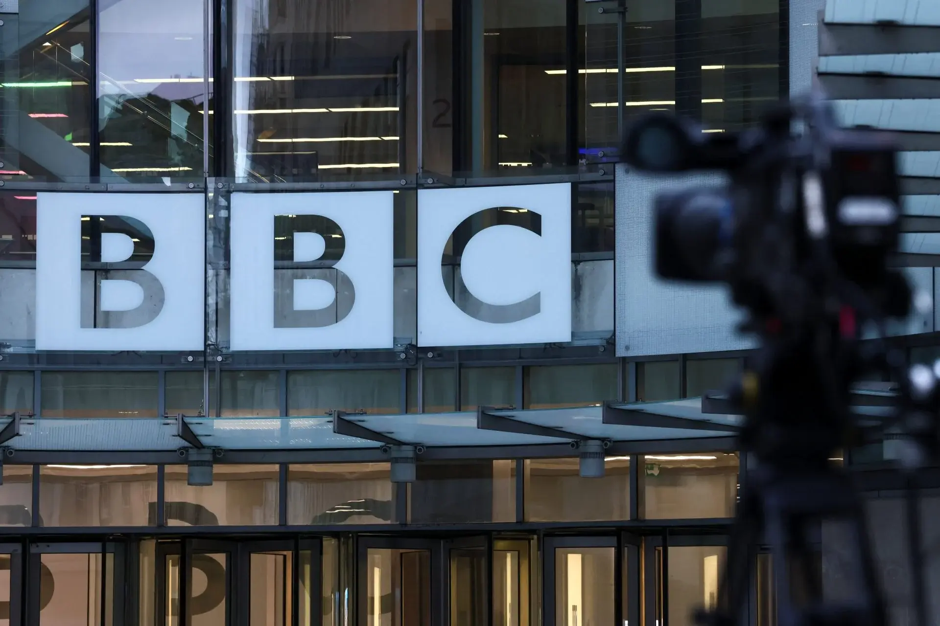 Βρετανία: Το BBC προειδοποιεί ότι το τρέχον μοντέλο χρηματοδότησής του δεν είναι βιώσιμο