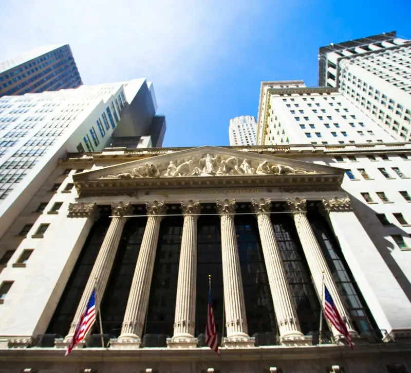 Wall Street: «Αντίδοτο» ο πληθωρισμός στην ελεύθερη πτώση της IBM και το ράλι του πετρελαίου