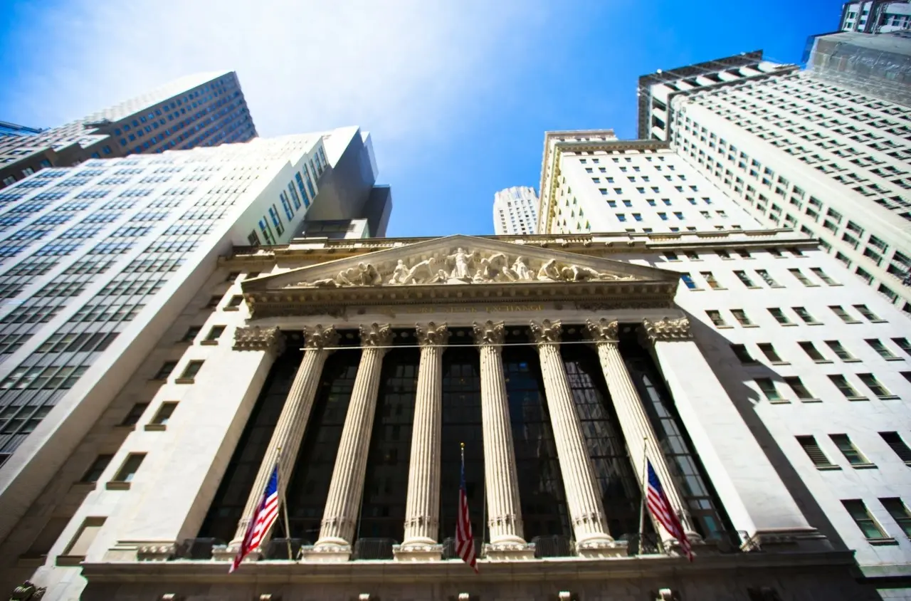 Wall Street: «Αντίδοτο» ο πληθωρισμός στην ελεύθερη πτώση της IBM και το ράλι του πετρελαίου