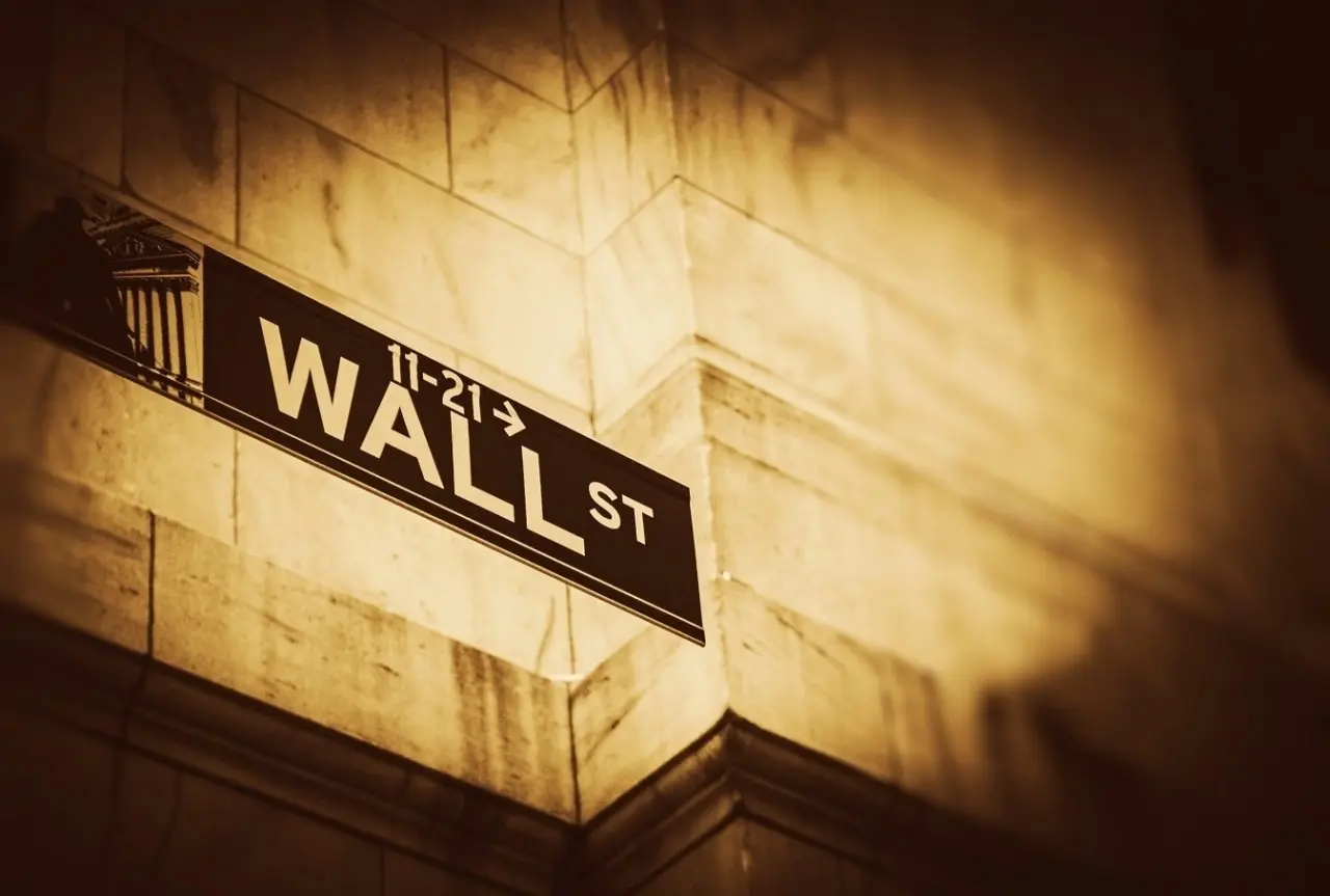 Επενδυτικός χειμώνας στη Wall Street: Ομόλογα και πετρέλαιο παγώνουν τις αγορές εν όψει Fed