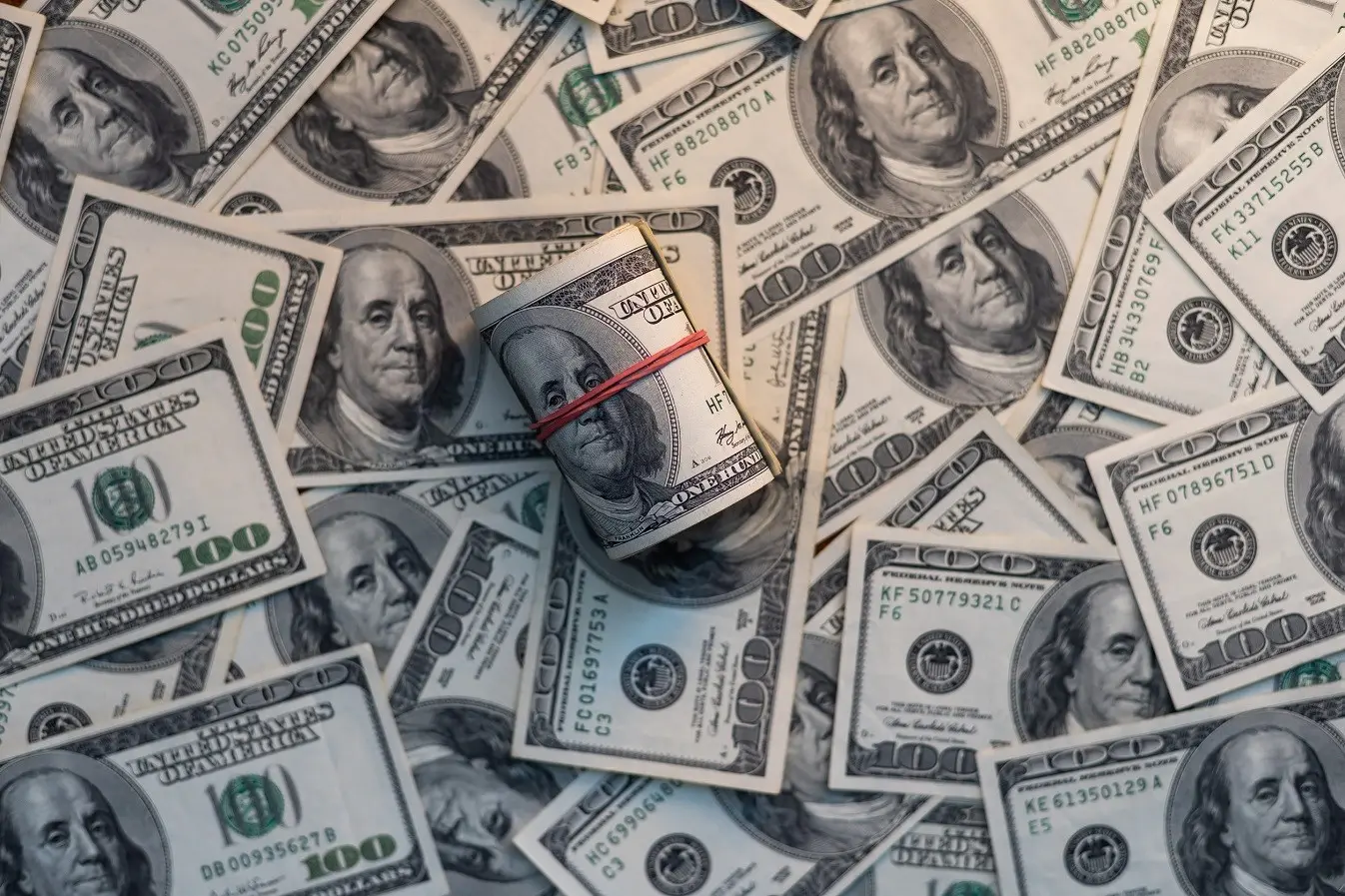 Κρίση στη Μέση Ανατολή: Γιατί το δολάριο επιστρέφει ως το ισχυρότερο ασφαλές καταφύγιο των αγορών