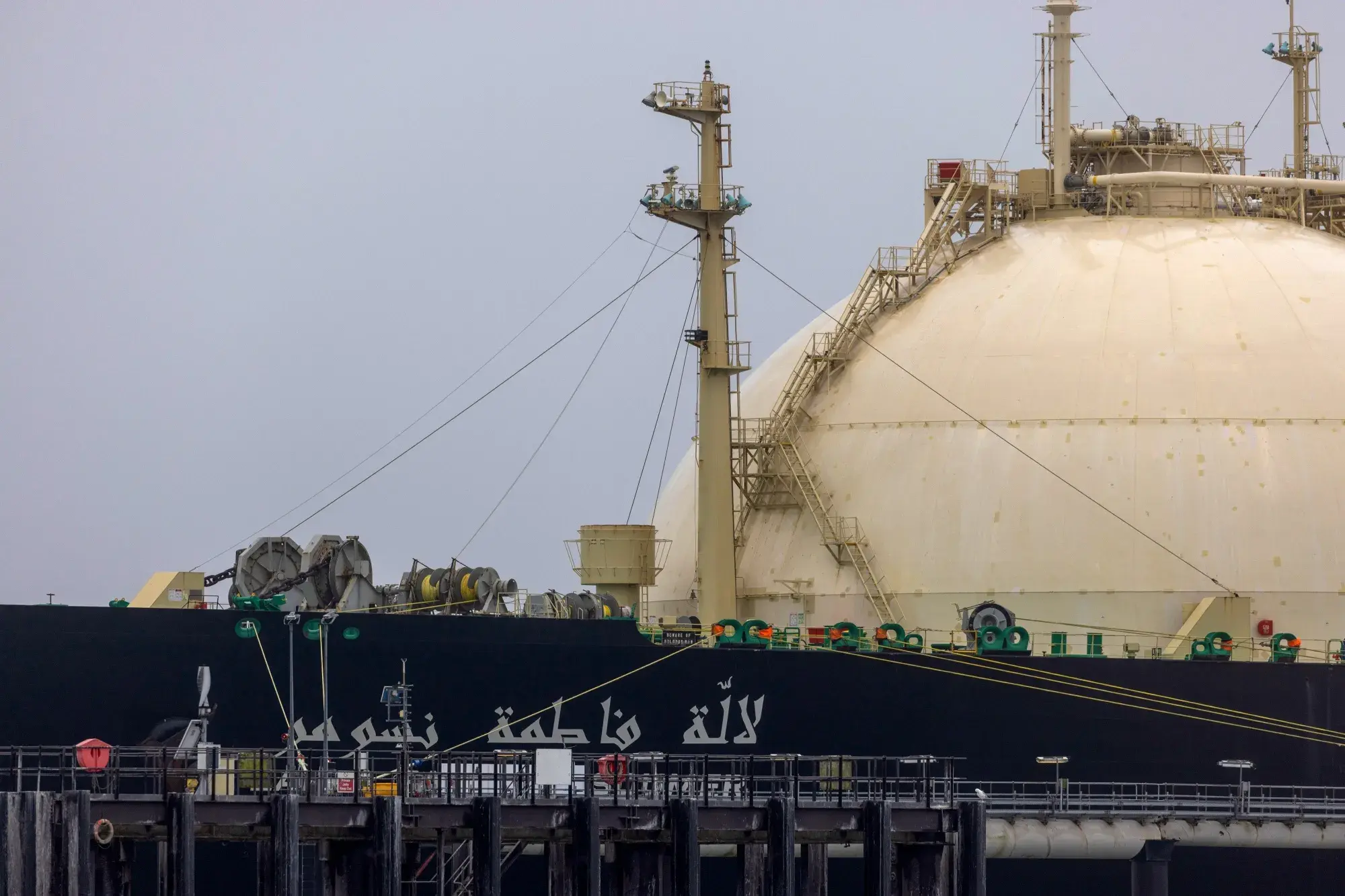 Πακιστάν: Πληρώνει «χρυσό» το LNG λόγω της κρίσης στα Στενά του Ορμούζ