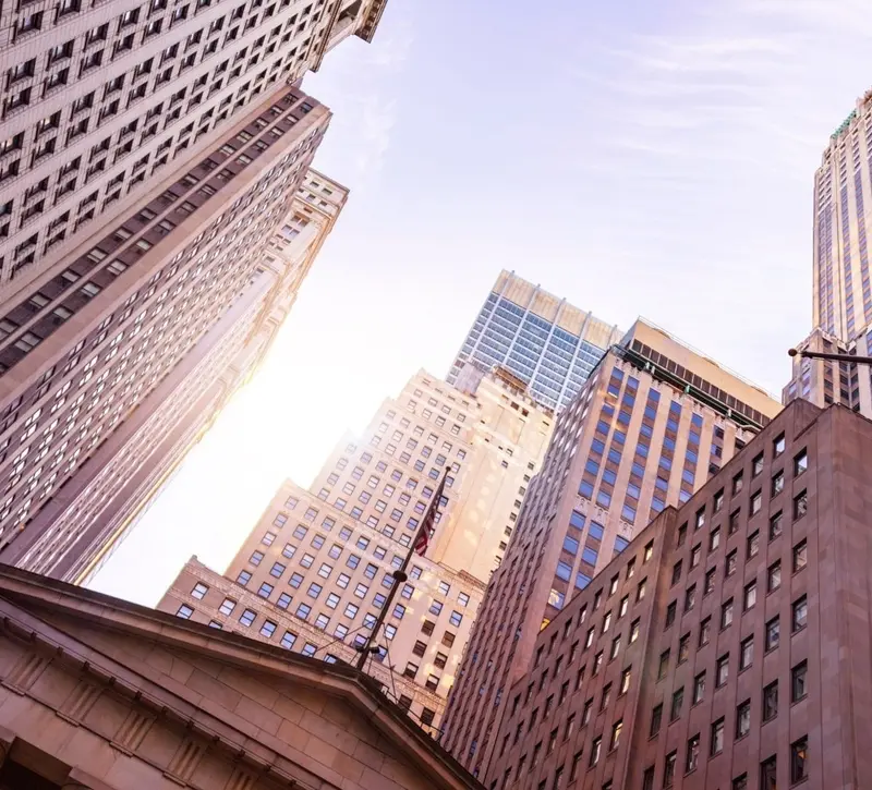 Η Wall Street ψάχνει τη χρυσή τομή ανάμεσα στο δολάριο και ομόλογα