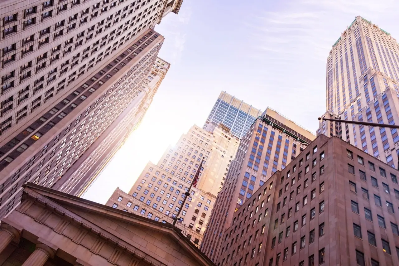 Η Wall Street ψάχνει τη χρυσή τομή ανάμεσα στο δολάριο και ομόλογα