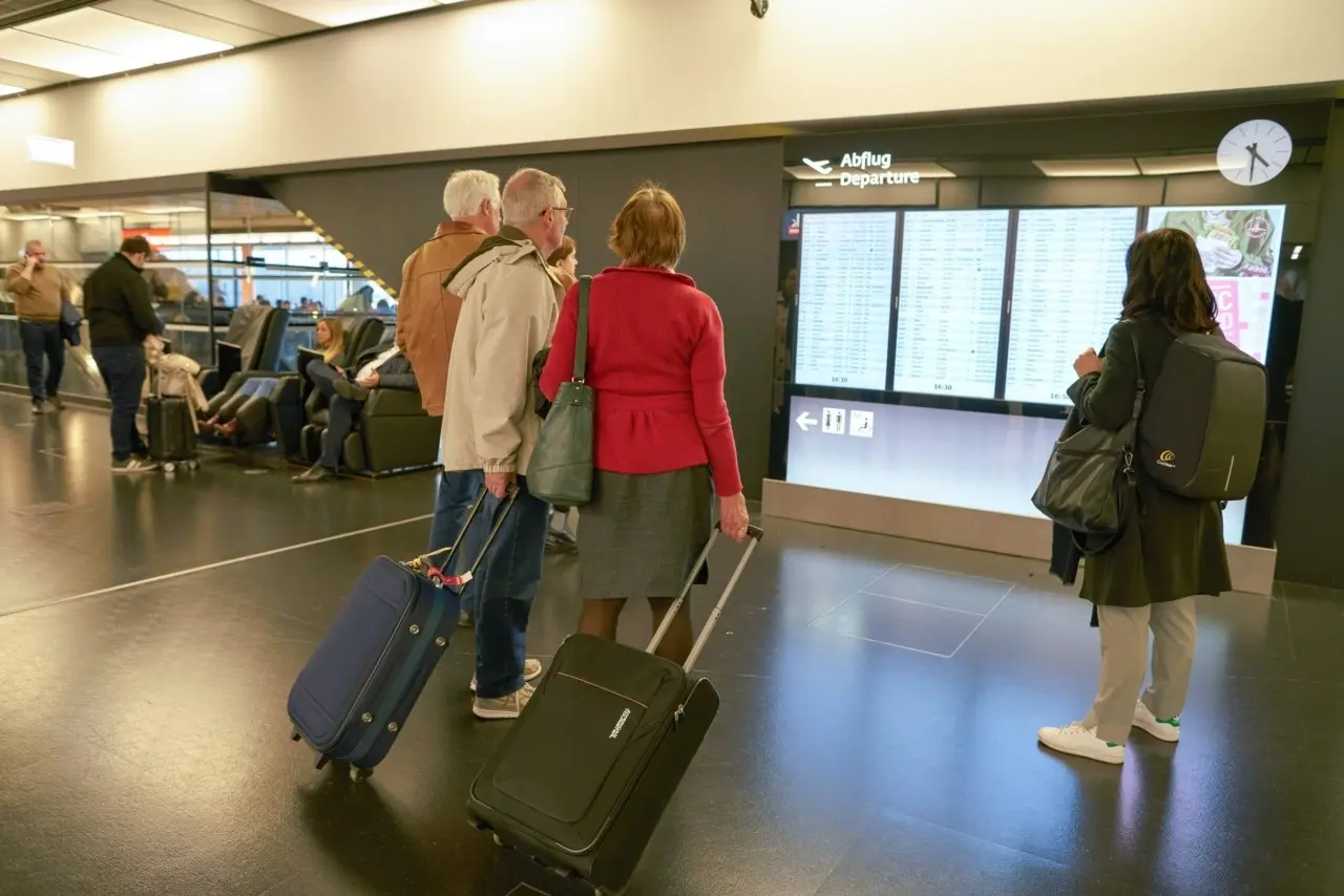 Guardian: Πολύωρες καθυστερήσεις στα αεροδρόμια με το νέο σύστημα εισόδου/εξόδου της ΕΕ