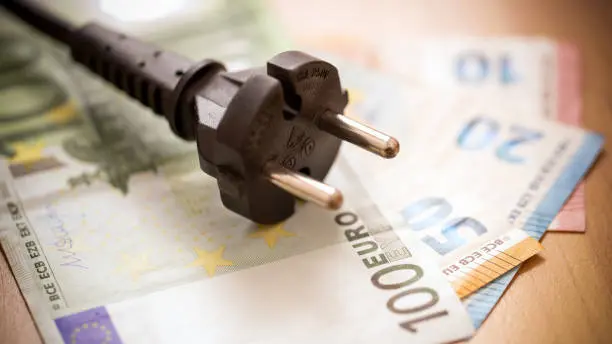 ΟΕΒ και ΡΑΕΚ ψάχνουν συνταγή για να πέσει ο λογαριασμός του ρεύματος