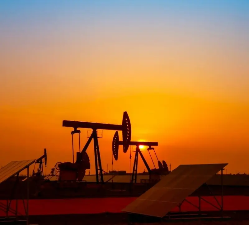 Πετρέλαιο: Δεύτερη εβδομάδα ανόδου με το Brent στα 105 δολάρια – Το Ορμούζ κρατά τις τιμές ψηλά παρά την παρέμβαση του IEA