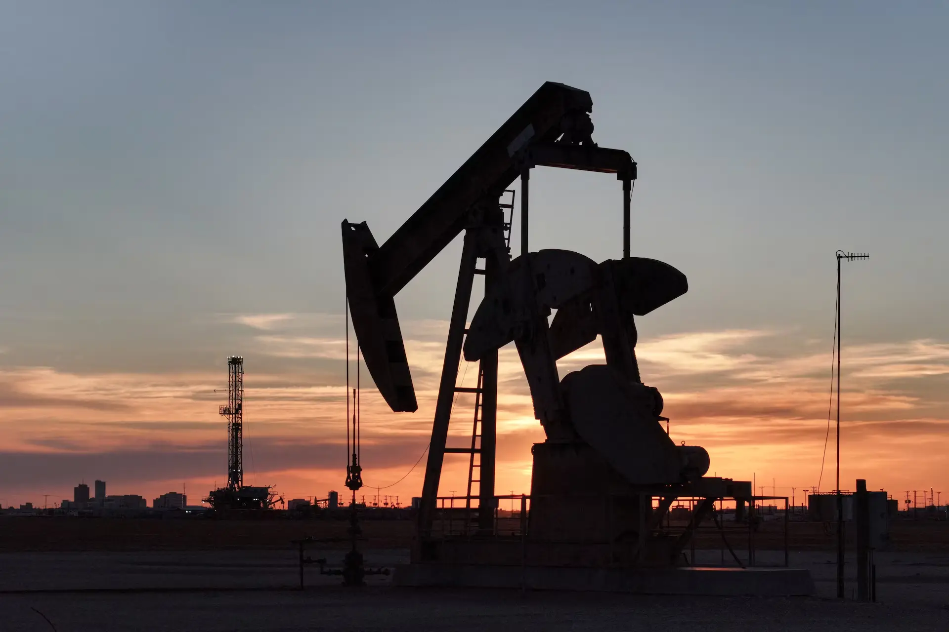 Πετρέλαιο: Υποχωρεί στα $106 το Brent καθώς η Σαουδική Αραβία επαναφέρει τον κρίσιμο αγωγό East-West
