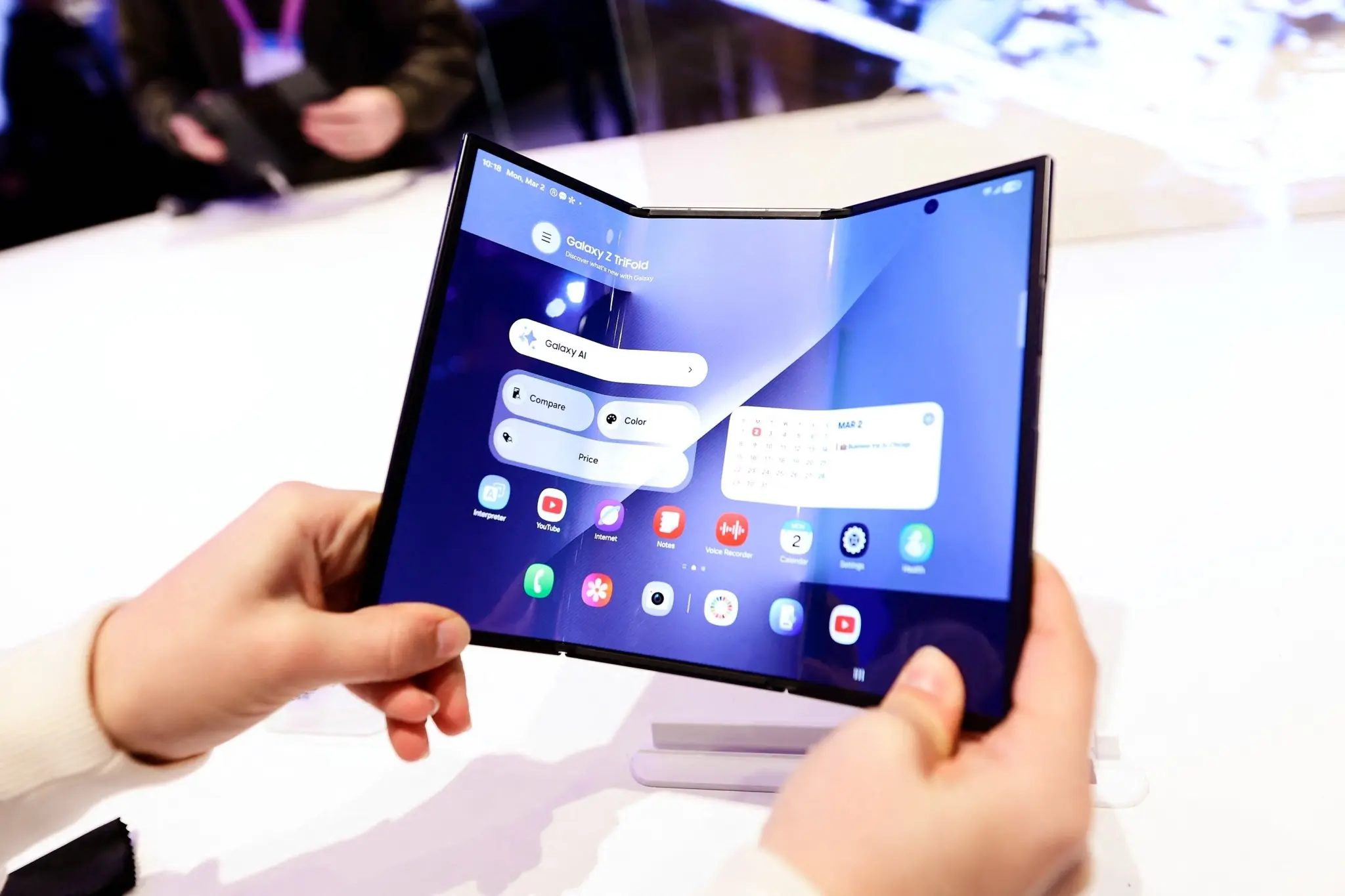 Γιατί η Samsung φρενάρει τις πωλήσεις του Galaxy Z TriFold των $2.899 μόλις τρεις μήνες μετά την κυκλοφορία του