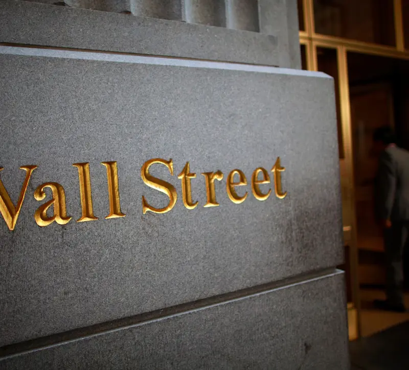 Wall Street: Πώς η τεχνητή νοημοσύνη απορροφά κεφάλαια με ρυθμούς-ρεκόρ και αλλάζει τις ισορροπίες στις αγορές