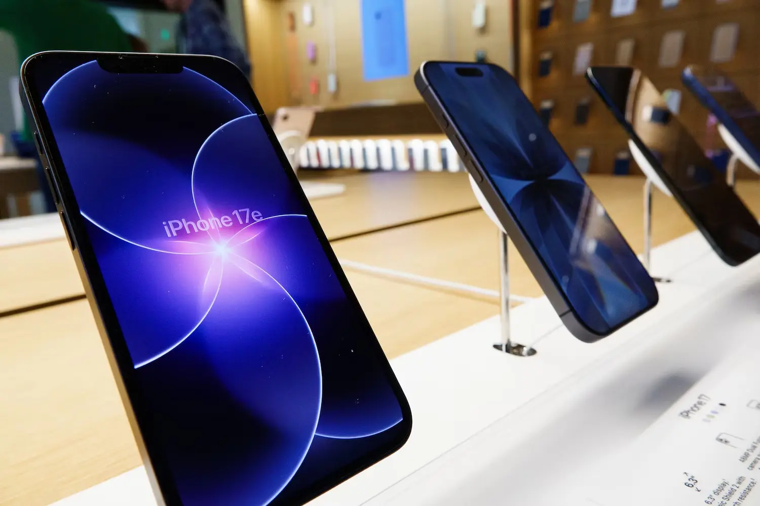 Τιμ Κουκ: Αναπόφευκτες οι αυξήσεις τιμών στα iPhone – Συμφωνία Apple και Intel για παραγωγή chips στις ΗΠΑ