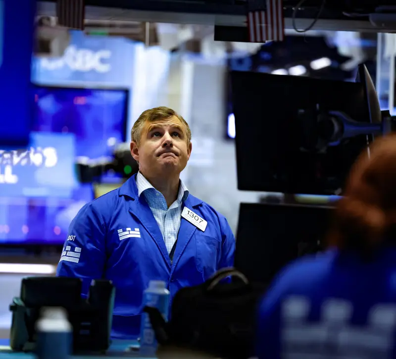 Wall Street: «Ανάσα» μετά την παρέμβαση στα αμερικανικά ομόλογα – Ράλι 90% για τη Moderna