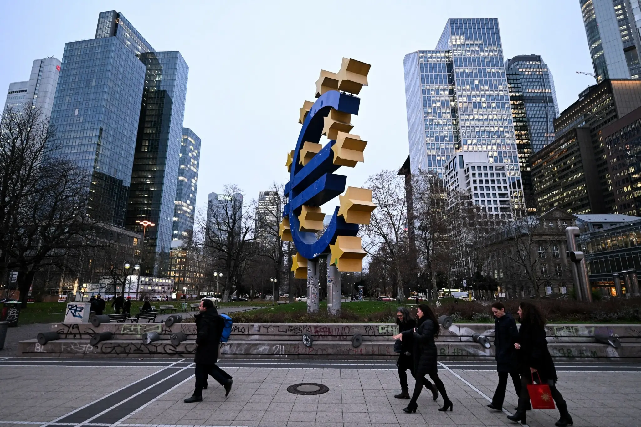 Συνεδριάζει η ΕΚΤ για τα επιτόκια με φόντο την απειλή του πληθωρισμού