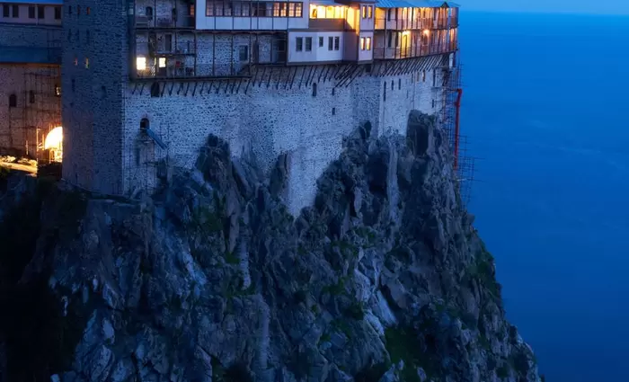 Έπεσαν υπογραφές για εγκατάσταση φωτοβολταϊκών στο Άγιο Όρος