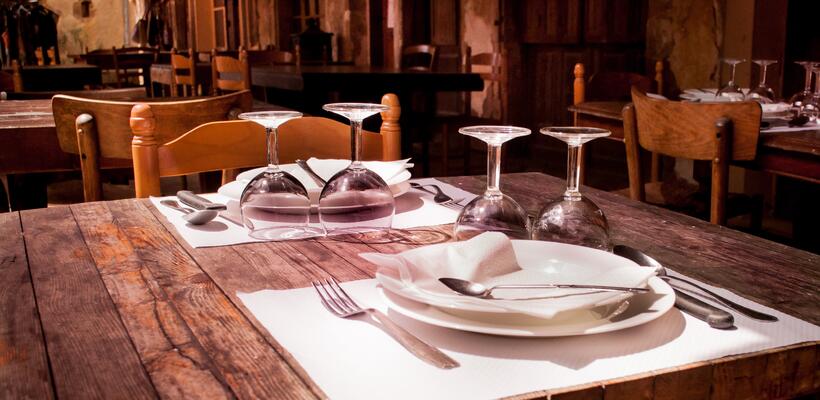 Κλείνουν ταβέρνες και κέντρα αναψυχής διαμαρτυρόμενοι για τα μέτρα