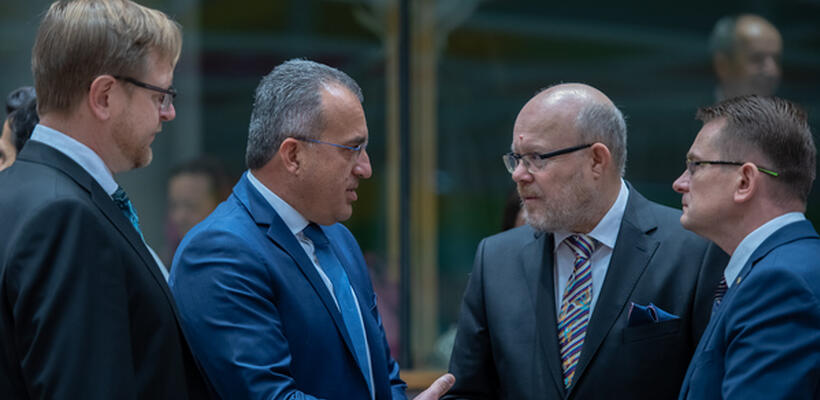 Ζητούν ευελιξία στα συμβόλαια με εταιρείες παραγωγής εμβολίων