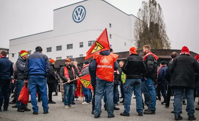 Volkswagen: Κίνα, δασμοί και ηλεκτροκίνηση «στριμώχνουν» την αυτοκινητοβιομηχανία – Στους δρόμους οι εργαζόμενοι
