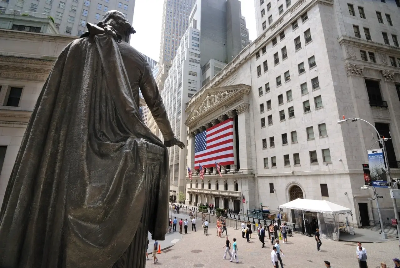 Wall Street: Ανάκαμψη με «καύσιμο» τα κρυπτονομίσματα – Παραμένει ο πονοκέφαλος των ομολόγων