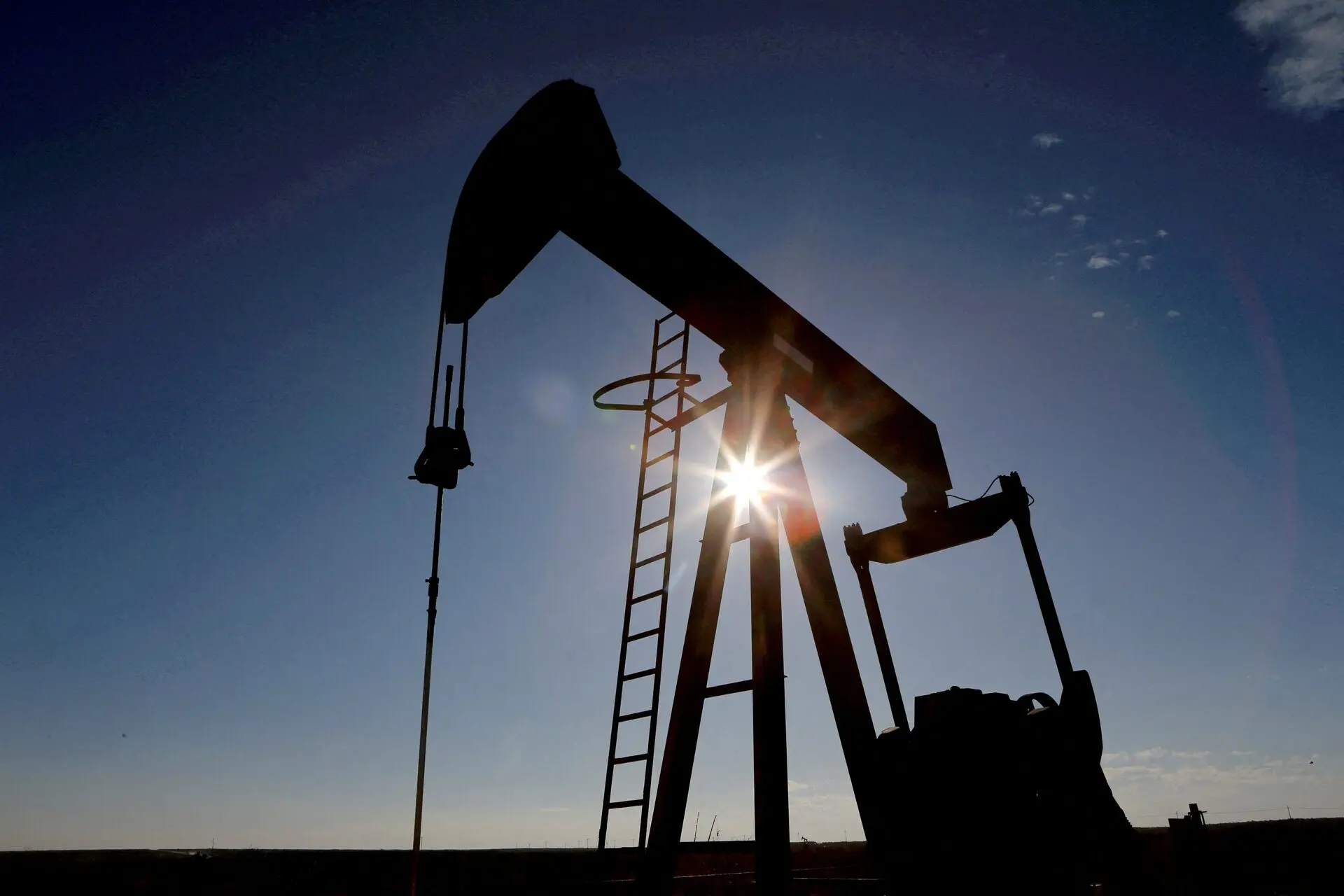 Πετρέλαιο: Συνεχίζει κάτω από τα $100 το Brent – Ελπίδες για συμφωνία ΗΠΑ–Ιράν και αυξημένες ροές από τον Κόλπο