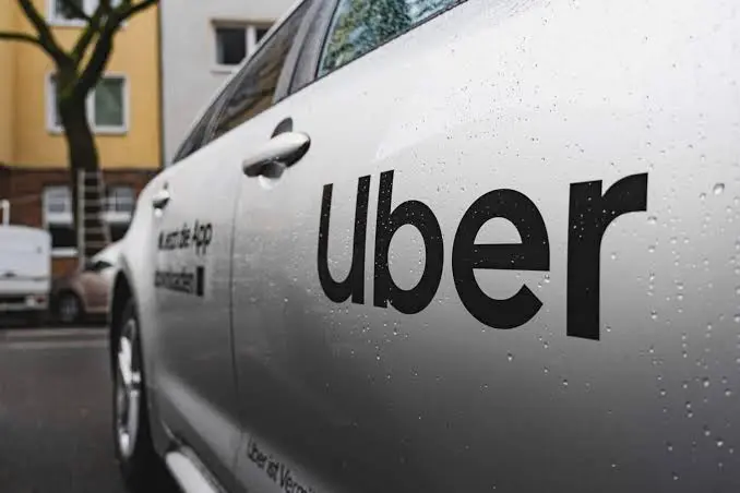 Uber: Απολύει 3.300 εργαζόμενους παγκοσμίως και βάζει τέλος στην τηλεργασία