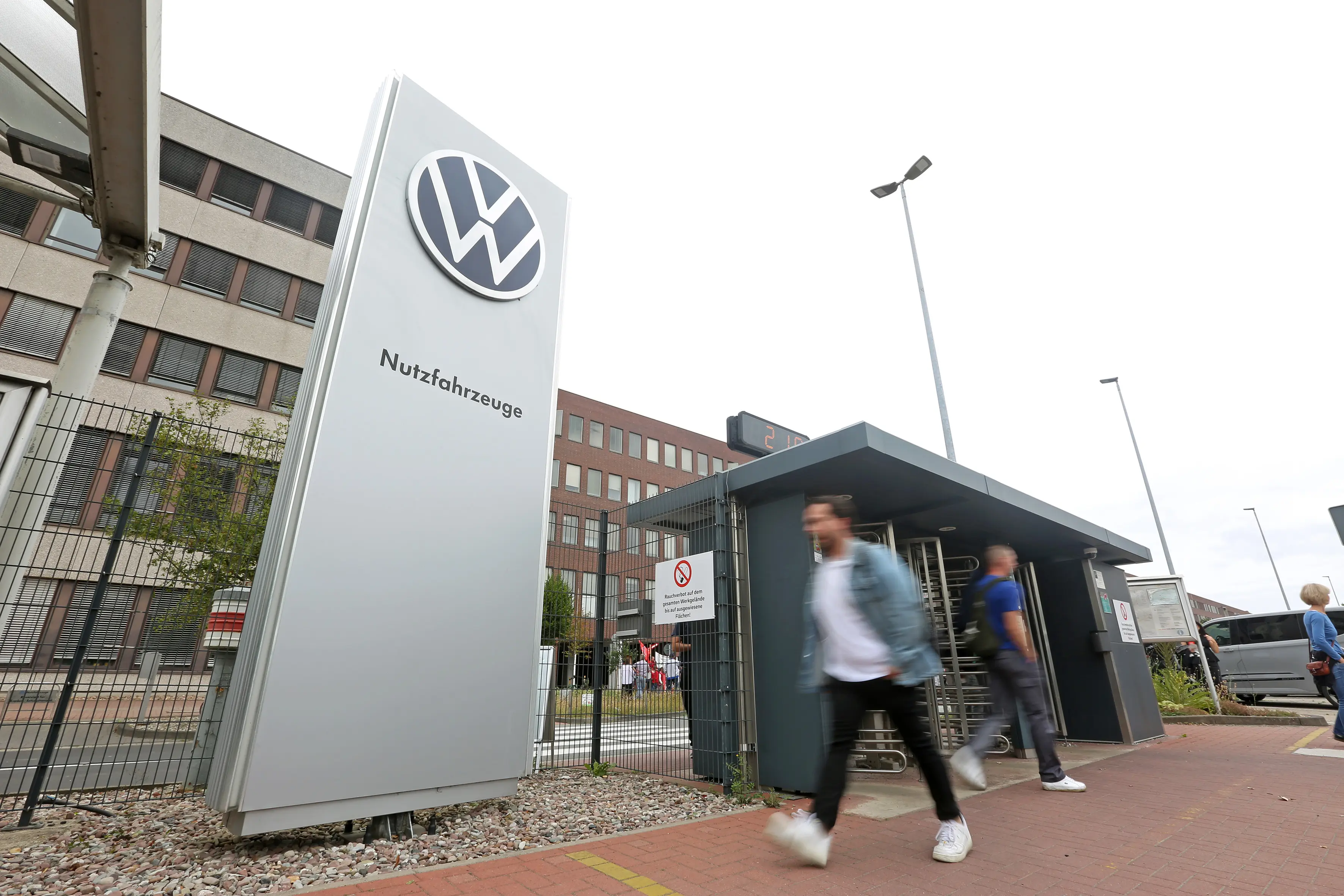 Volkswagen: Φουντώνει η οργή των εργαζομένων – Η δύσκολη αναμέτρηση του Μπλούμε για την αναδιάρθρωση