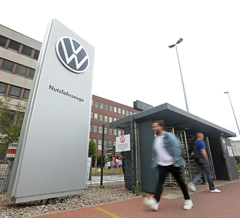Volkswagen: Φουντώνει η οργή των εργαζομένων – Η δύσκολη αναμέτρηση του Μπλούμε για την αναδιάρθρωση