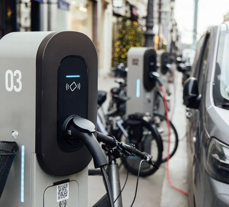 Ευρώπη: Μικρή άνοδος στις πωλήσεις αυτοκινήτων με «καύσιμο» τα ηλεκτρικά οχήματα