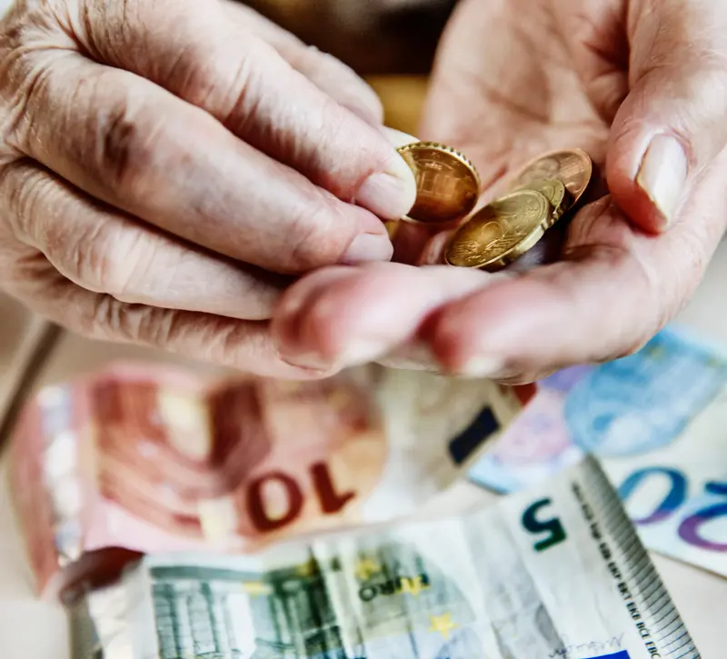«Λίφτινγκ» και στη μικρή επιταγή με τη μεταρρύθμιση – Τα δύο σενάρια για το επίδομα χαμηλοσυνταξιούχων