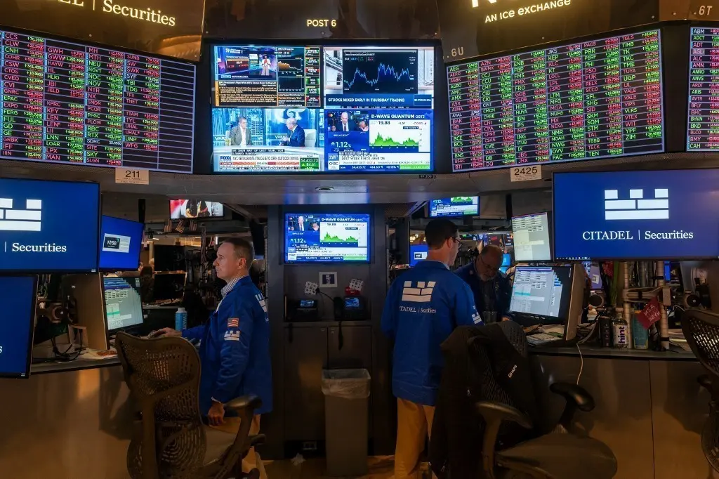 Wall Street: Θετικό ξεκίνημα της εβδομάδας με ώθηση από την τεχνολογία και πτώση των τιμών του πετρελαίου