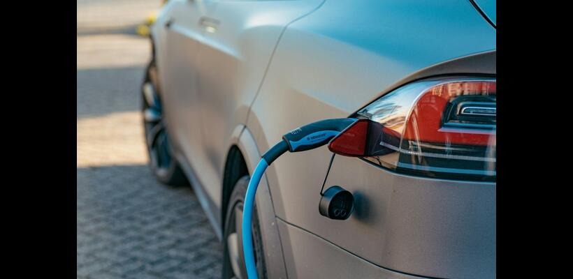 Ινδία: Η πετρελαϊκή κρίση στον Περσικό δίνει ώθηση στα ηλεκτρικά αυτοκίνητα