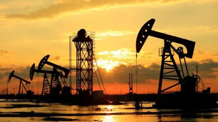 Πετρέλαιο: Βουτιά 8% για το αργό στην εβδομάδα – Κέρδη σχεδόν 1% για το Brent