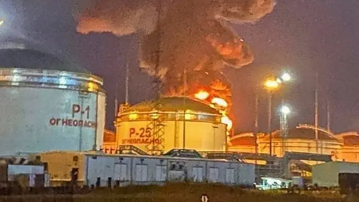 Η Ουκρανία ανακοίνωσε πως έπληξε το διυλιστήριο πετρελαίου στη νότια Ρωσία