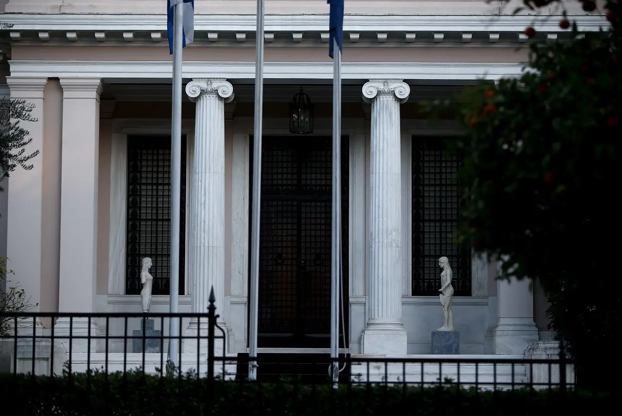 Η ελληνική κυβέρνηση ζητάει από τις τράπεζες να ρίξουν τις χρεώσεις