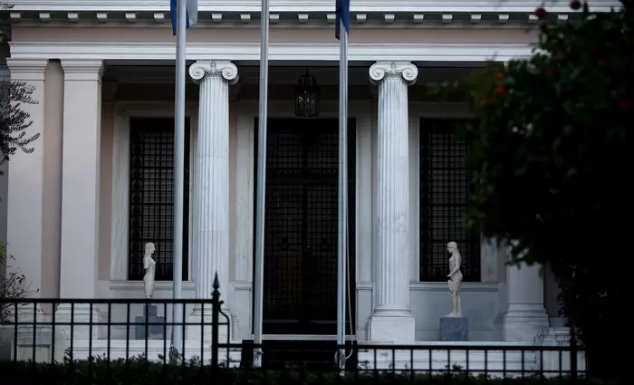 Η ελληνική κυβέρνηση ζητάει από τις τράπεζες να ρίξουν τις χρεώσεις