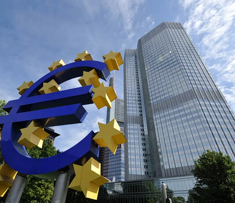 Η ΕΚΤ κάνει πίσω στη γραφειοκρατία για τις τράπεζες
